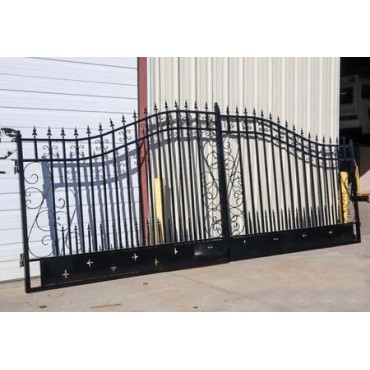 Portail en fer forgé avec motif incurvé de Greatbear